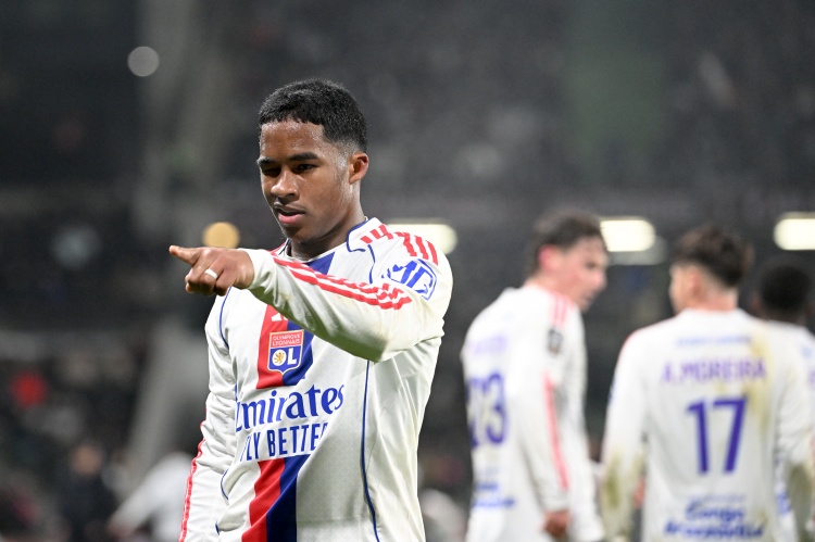 米兰下赛季主场球衣谍照：传统红黑条纹，灵感源自98-99赛季球衣