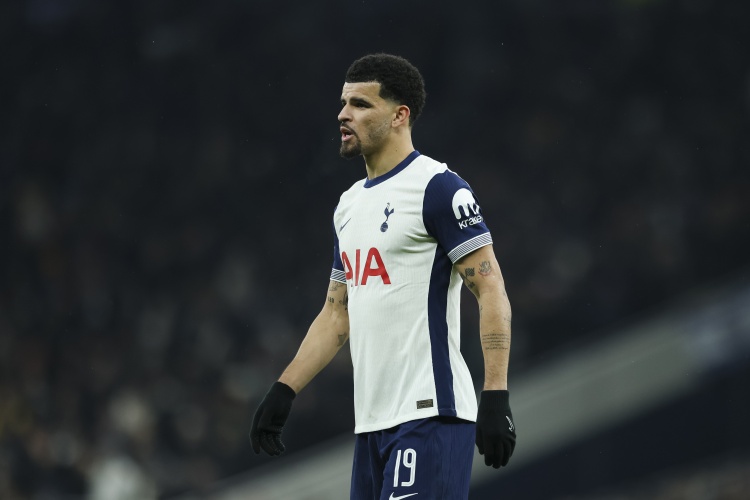 梦幻联动！黑人影帝丹泽尔·华盛顿现场看球 并与詹姆斯拥抱互动